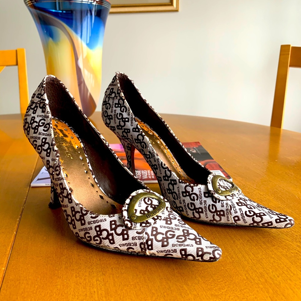SEXY 🥵 BCBG Logo Monogram White & Brown Canvas Fabric Heels Size 6.5! 👍 Clean!